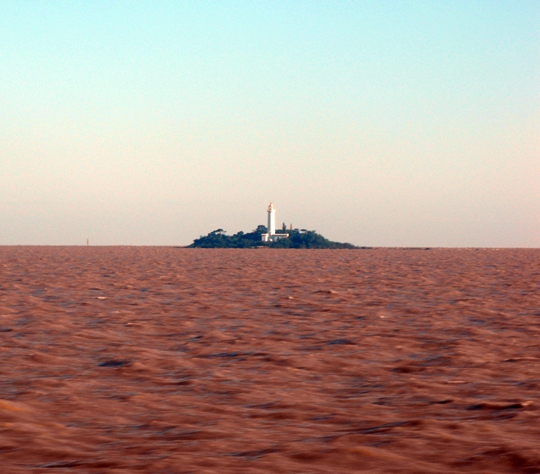 Il rio de La Plata di fango, il mare-fiume verso l'Uruguay.